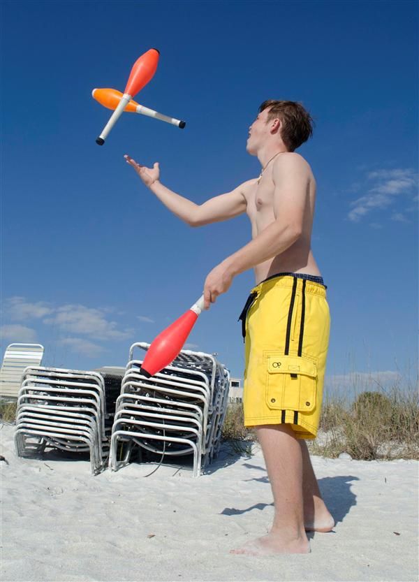 JuggglingClubsOnTheBeach